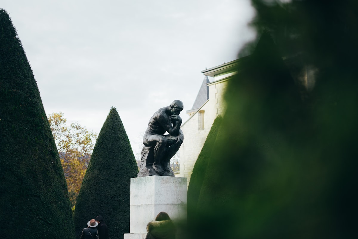 Le Penseur de Rodin dans les jardins du mus&eacute;e